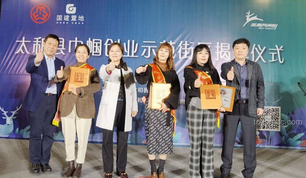 闫桉摆摊新视角：创意市集与数字融合的创业启示