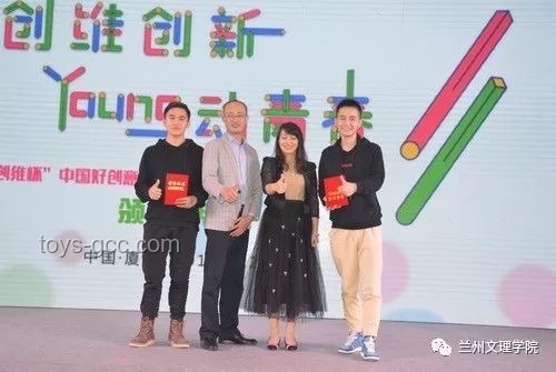 闫桉摆摊新视角：创意市集与数字融合的创业启示